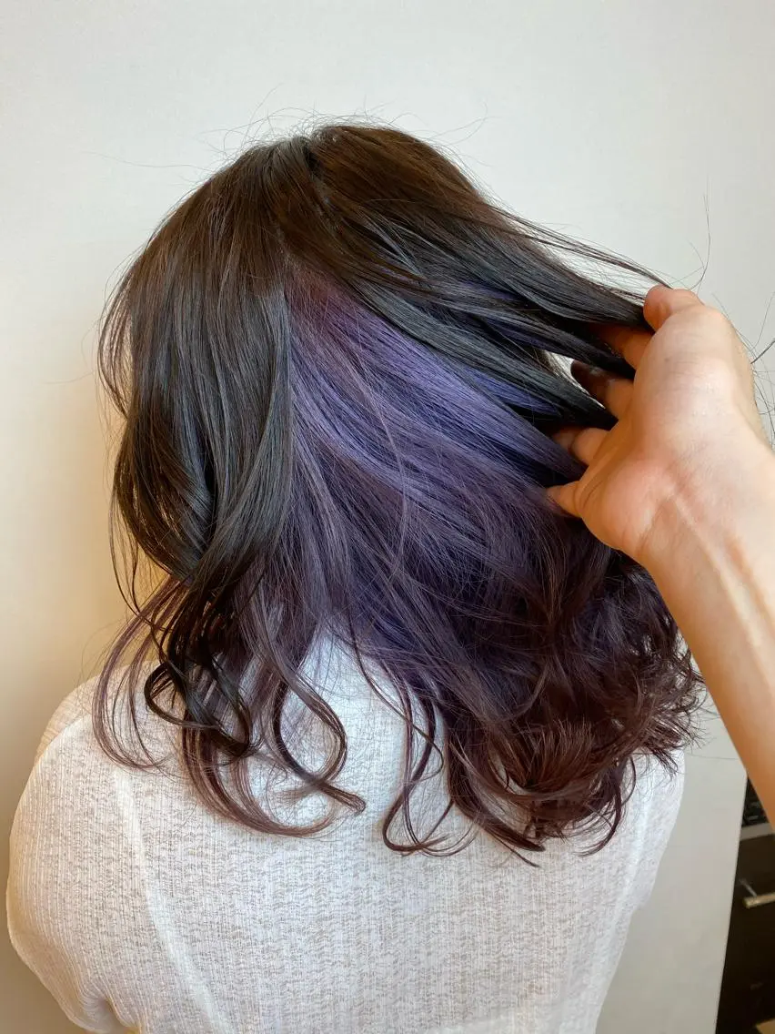 セミロング カラー ヘアアレンジ インナーカラー パープルカラー 美髪矯正 韓国レイヤーのヘアスタイル