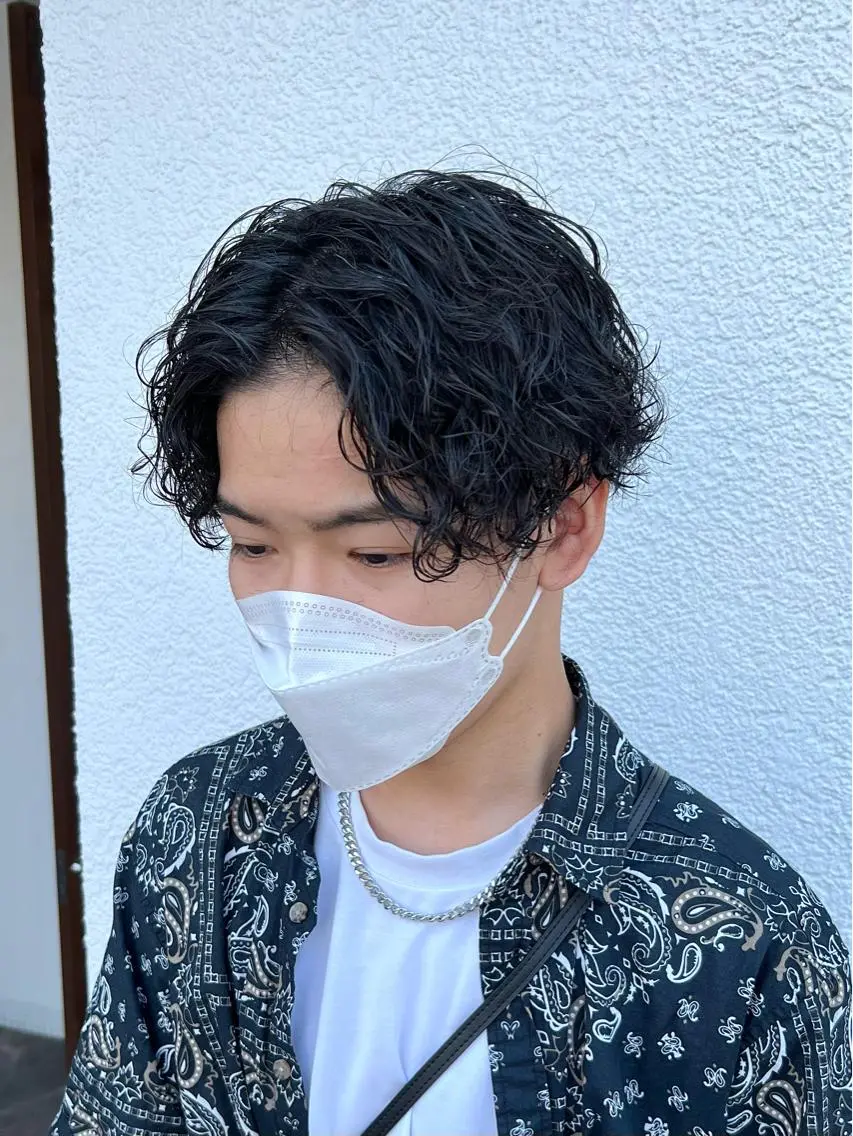 ショート カラー パーマ ヘアアレンジ メンズ センターパート メンズパーマ メンズツイストパーマ ツイストスパイラルパーマ 波巻きパーマ メンズパーマ職人 加藤 弘貴のヘアスタイル