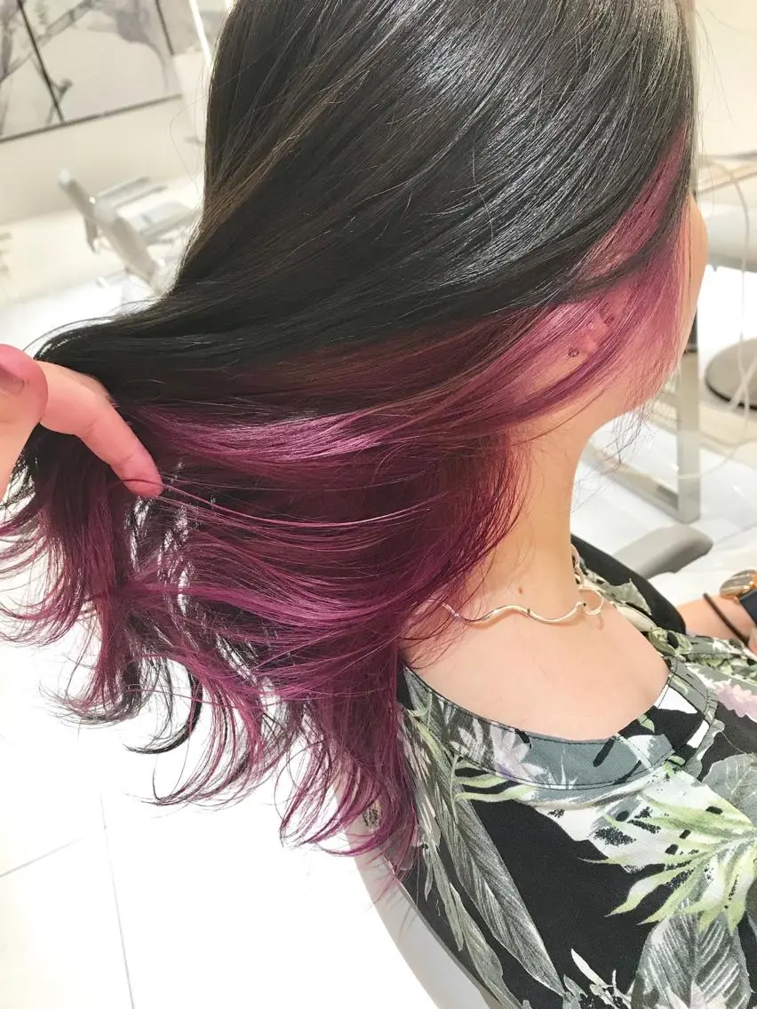 セミロング カラー インナーカラー ピンクカラー ピンクパープル パープルカラー ヘアカラー 加藤 憂のヘアスタイル