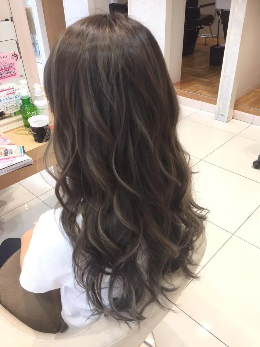ロング カラー グレージュ ハイライトカラー ハイライト 小田原NO1 美容師 飯田飛翔のヘアスタイル