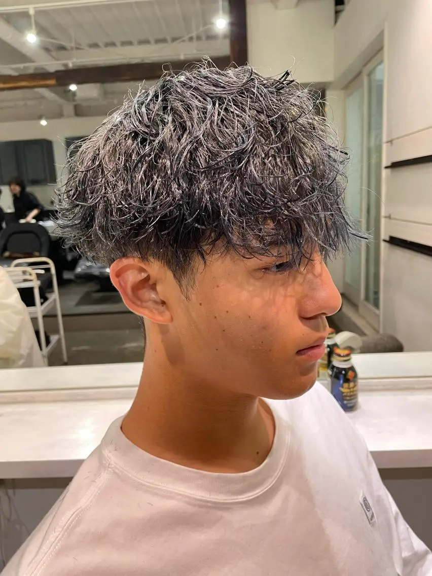 パーマ メンズ メンズブリーチ メンズパーマ スペインカール メンズツイストパーマ 波巻きパーマ 大阪メンズ 美容師井上智博のヘアスタイル