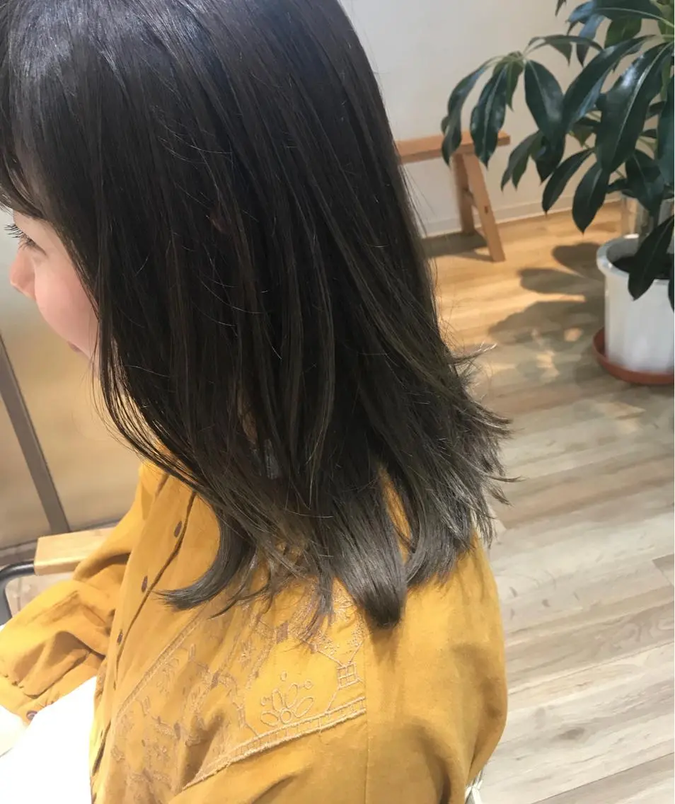 セミロング カラー グラデーションカラー グレージュ カーキグレージュ ヘアカラー 稲荷 友美のヘアスタイル