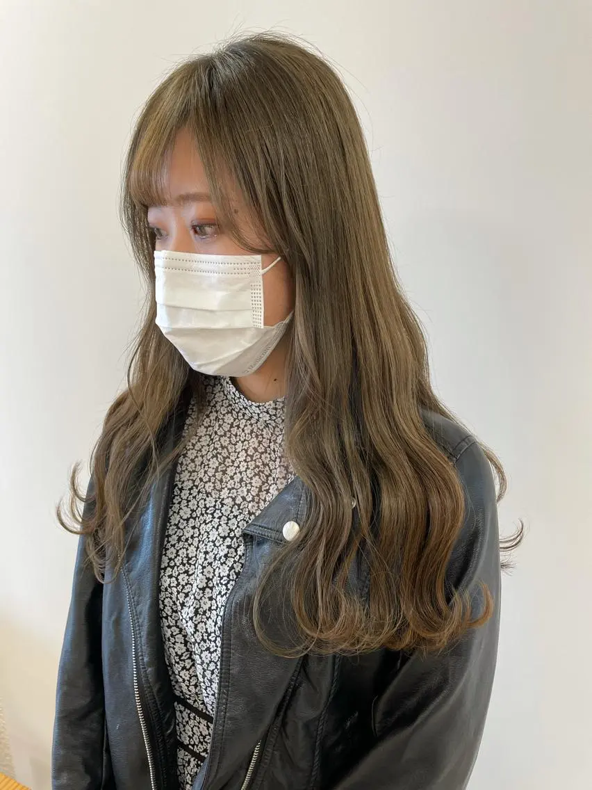 ロング カラー ヘアカラー 顔まわりカット✄ ベージュカラー🧸のヘアスタイル