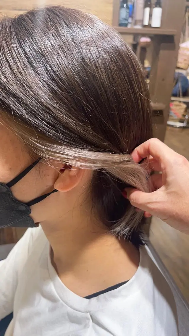 カラー ブリーチ イヤリングカラー ヘアカラー トリートメント 箕面駅徒歩7分カプロ 三好美鈴のヘアスタイル