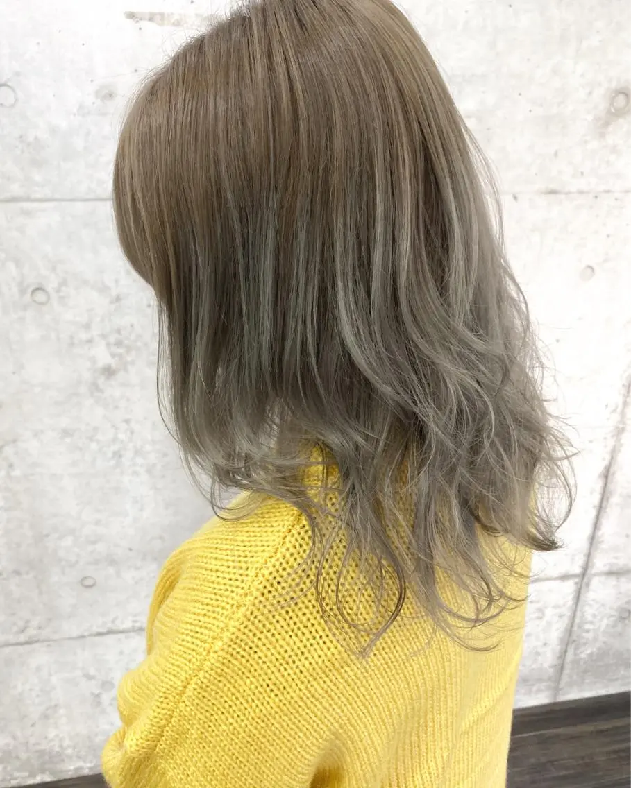 ミディアム 秋月 亜耶のヘアスタイル