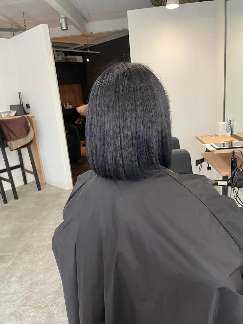 ミディアム カラー 黒髪 ブルーカラー ブルーブラック カット ヘアカラー トリートメント ヘアセット 難波ブリーチカラー 伊藤洋輝のヘアスタイル