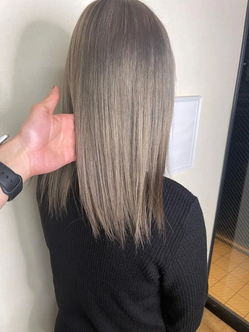 セミロング カラー ベージュカラー ブロンド ブロンドベージュ カット ヘアカラー ハイライトカラー✨ グレージュ✨鎌倉光洋のヘアスタイル