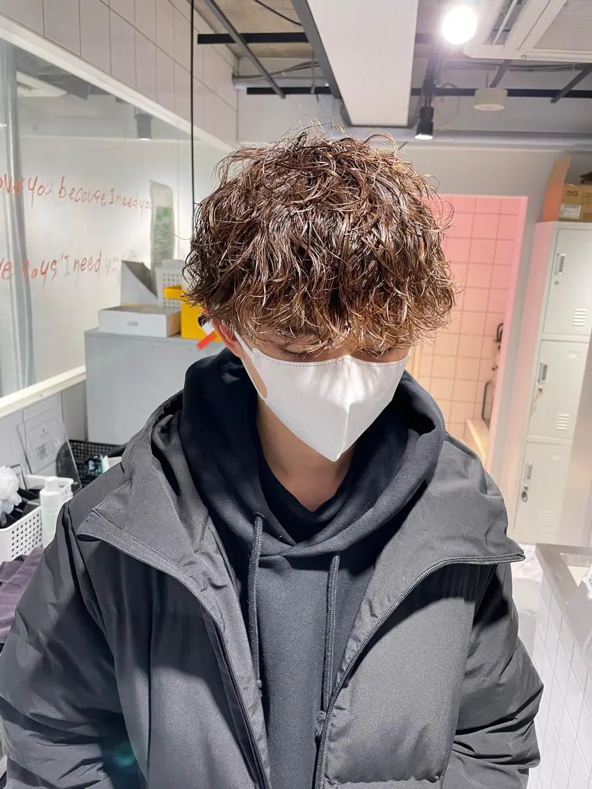 ショート カラー パーマ ヘアアレンジ メンズ アイブロウ メンズブリーチ センターパート メンズハイライト メンズハイトーン マッシュウルフ カット パーマ トリートメント ヘッドスパ ヘアセット スパイキー/フェザー /波巻き/かいとのヘアスタイル