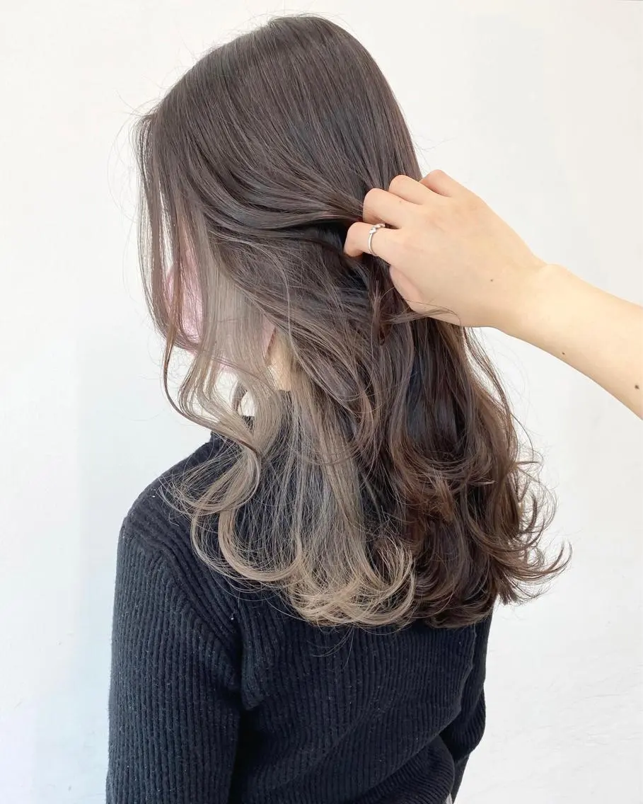 セミロング カラー ヘアアレンジ ブリーチ イヤリングカラー シルバー ホワイトシルバー ヘアカラー トリートメント 🦄インナーカラー 🦄貫井彩花のヘアスタイル