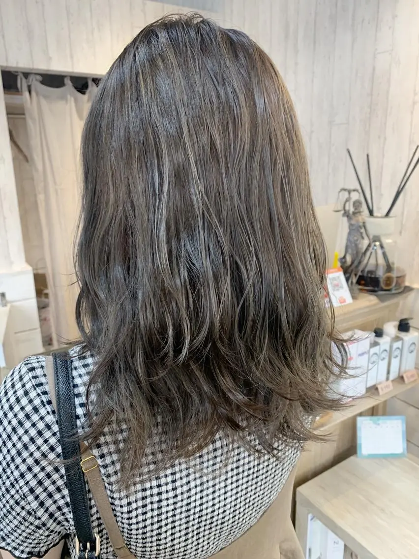 セミロング カラー ダブルカラー イヤリングカラー ハイライトカラー イルミナカラー インナーカラー 初めてでも失敗しない 透明感カラー Miiのヘアスタイル