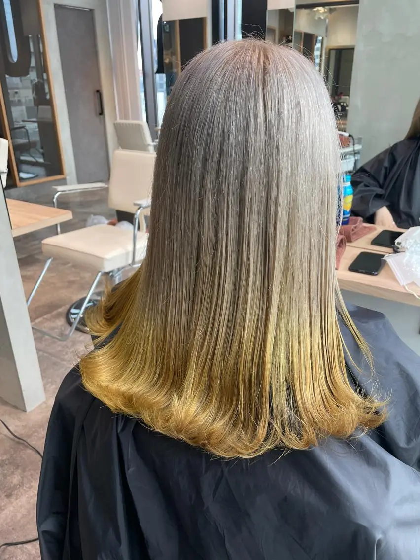 セミロング カラー 堤 麻衣子のヘアスタイル