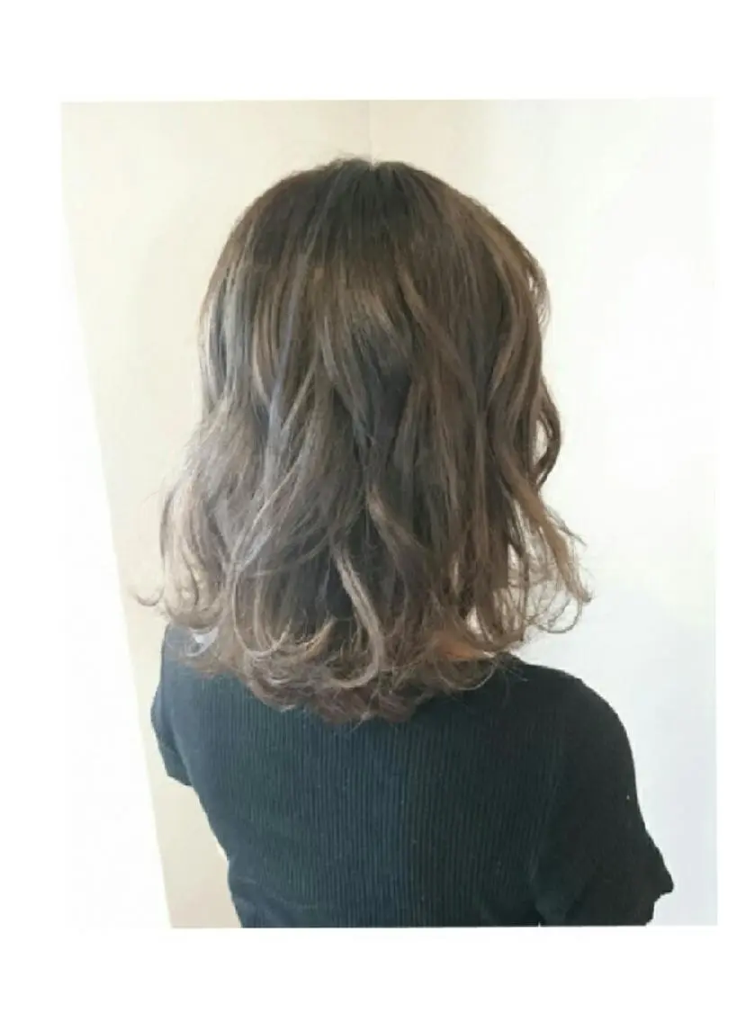 ミディアム カラー アッシュ ベージュカラー ハイライトカラー ハイライト RU RIのヘアスタイル
