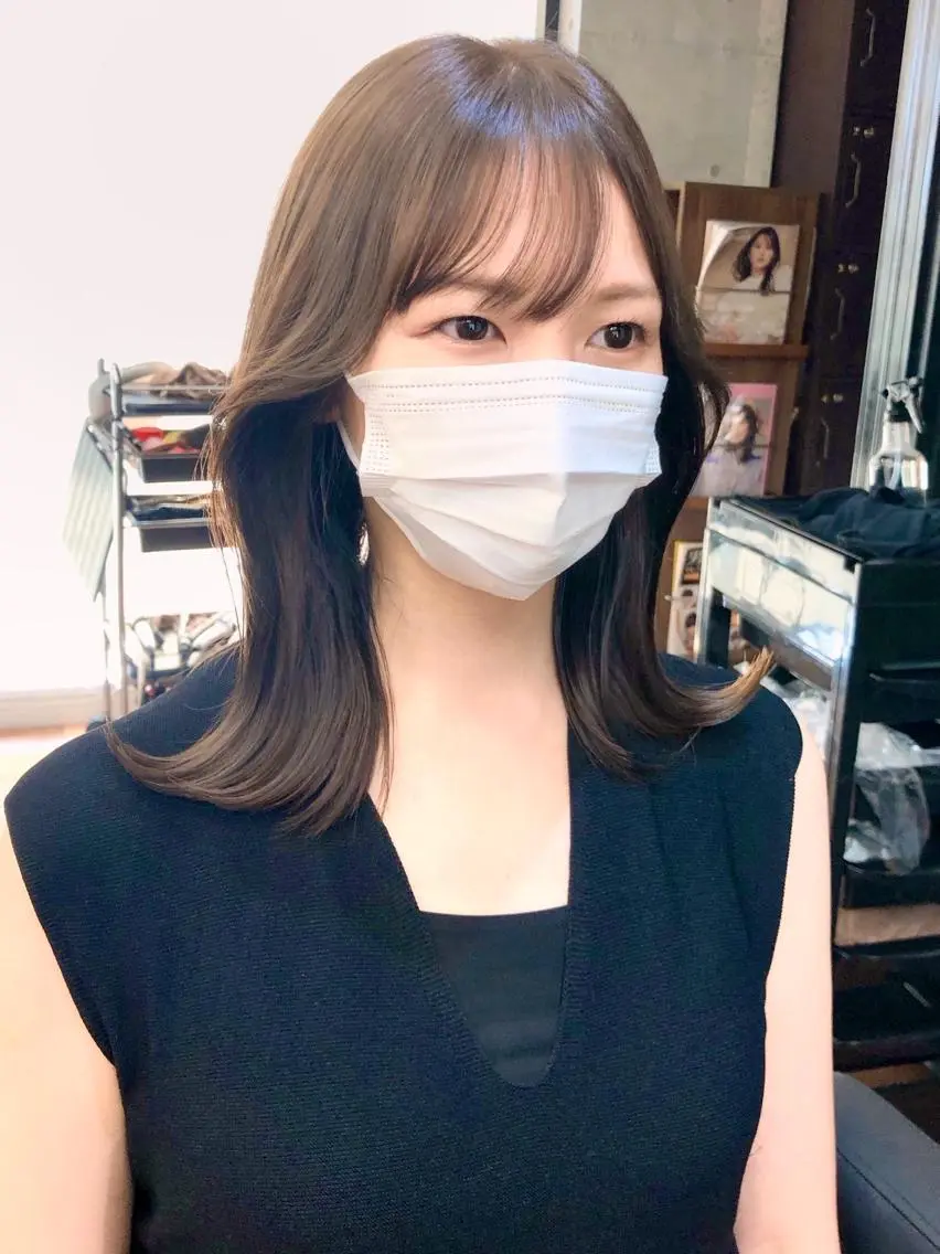 ミディアム カラー グレージュ くびれヘア 韓国風ヘア カット ヘアカラー トリートメント トレンドヘア🌿 chinariのヘアスタイル
