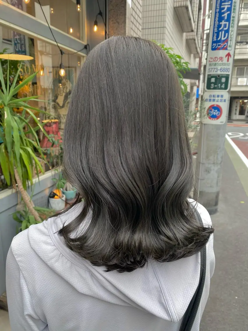 ミディアム カラー グレージュ オリーブグレージュ オリーブグレー カット AYANO ／レイヤー／オリーブのヘアスタイル