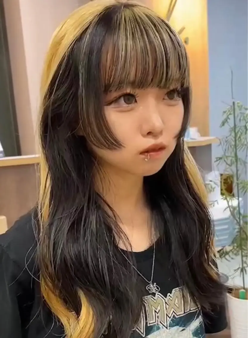 セミロング カラー 姫カット 横尾 歩のヘアスタイル