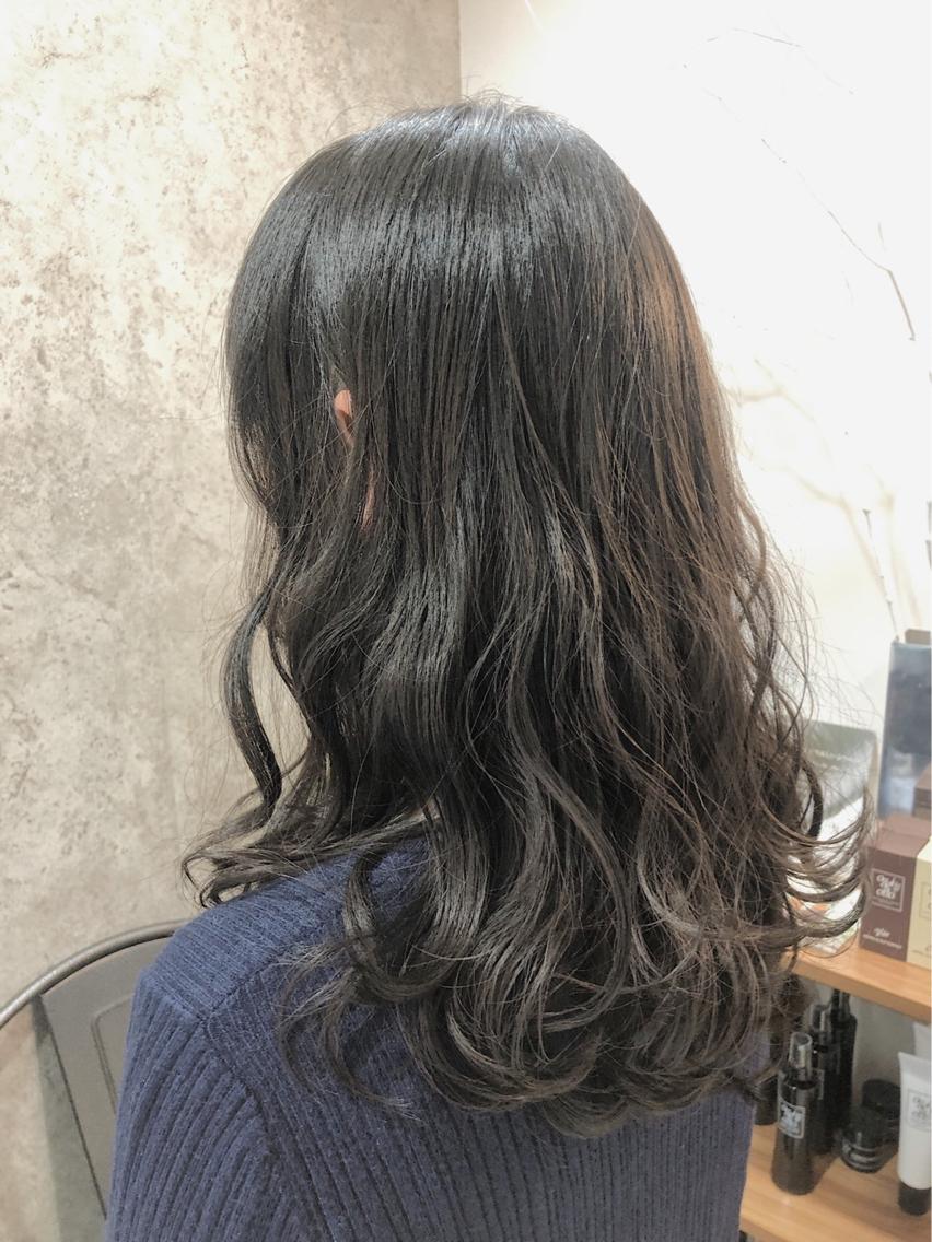 セミロング カット パーマ 神頭 彩のヘアスタイル