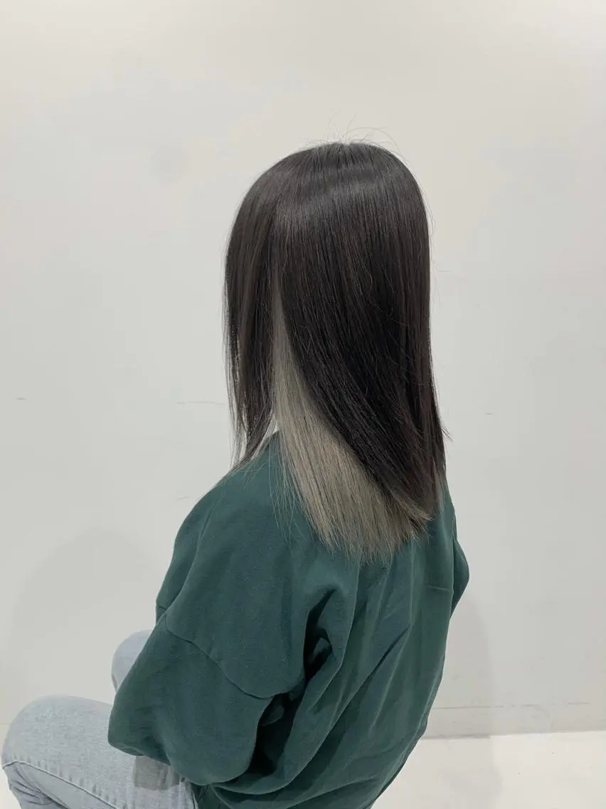 セミロング カラー シルバー ホワイトシルバー TAKUMI .のヘアスタイル