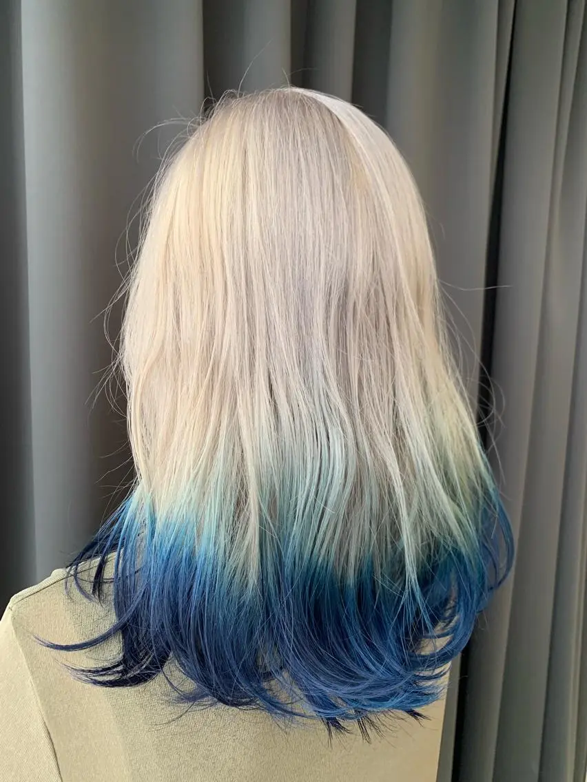 セミロング カラー ブリーチ ブロンド グラデーションカラー ネイビーカラー ホワイトブロンド ヘアカラー トリートメント LUXBE LUCEのヘアスタイル