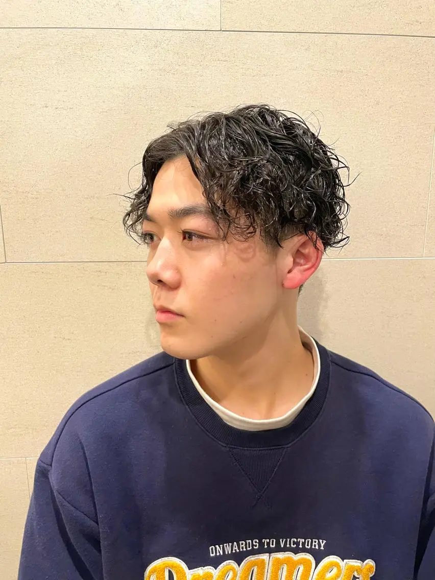 ショート パーマ メンズ センターパート メンズパーマ スパイラルパーマ メンズカット特化💈 遠山泰輝のヘアスタイル