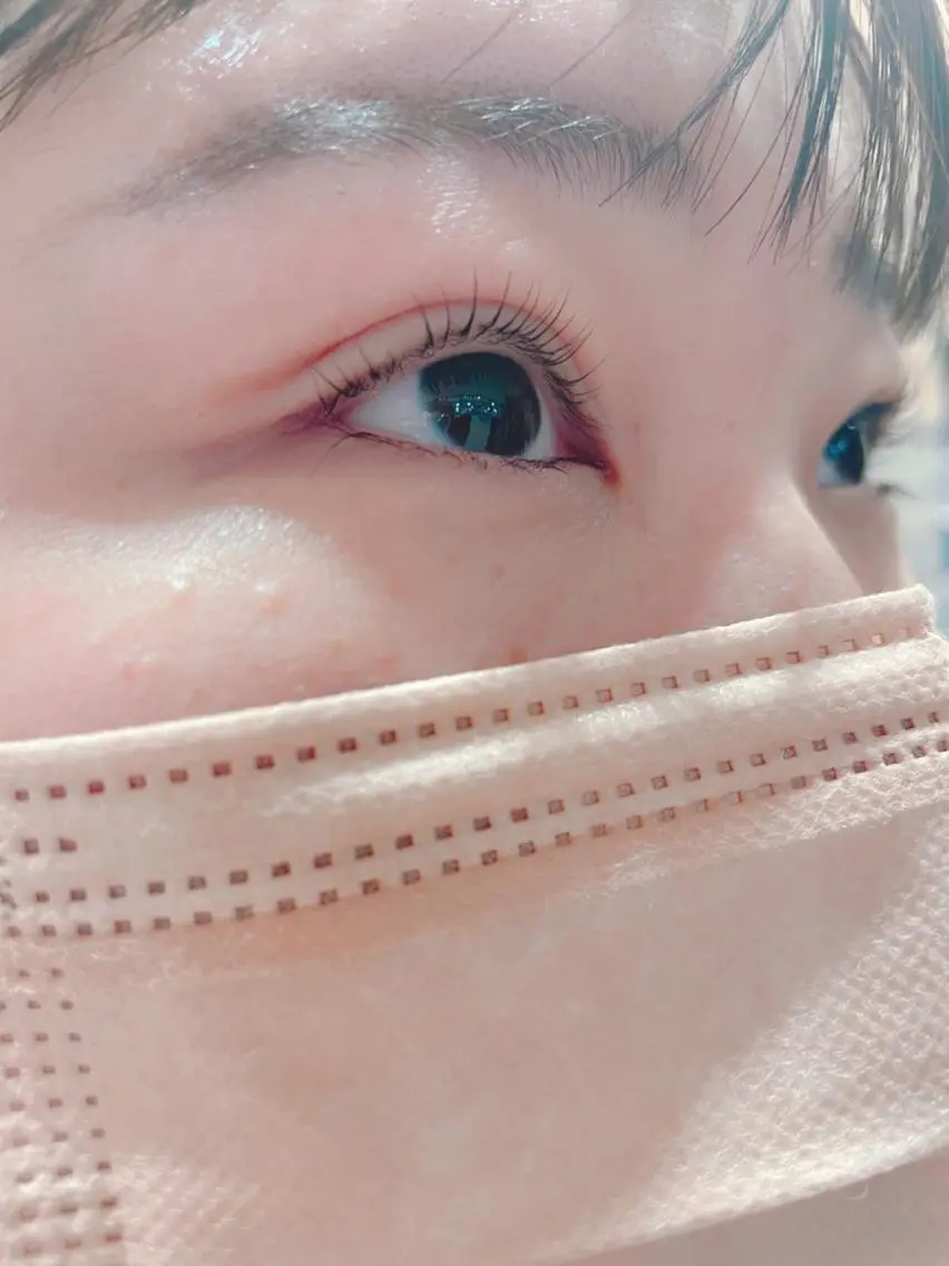 マツエク・マツパ レイヤーカット✖️ 柔らかベージュカラーのヘアスタイル