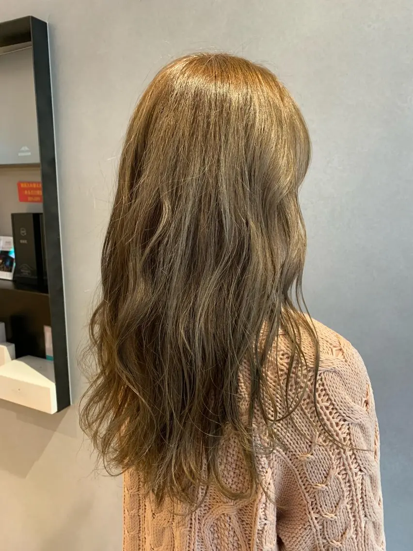 ロング ハイライト 土佐 優奈のヘアスタイル