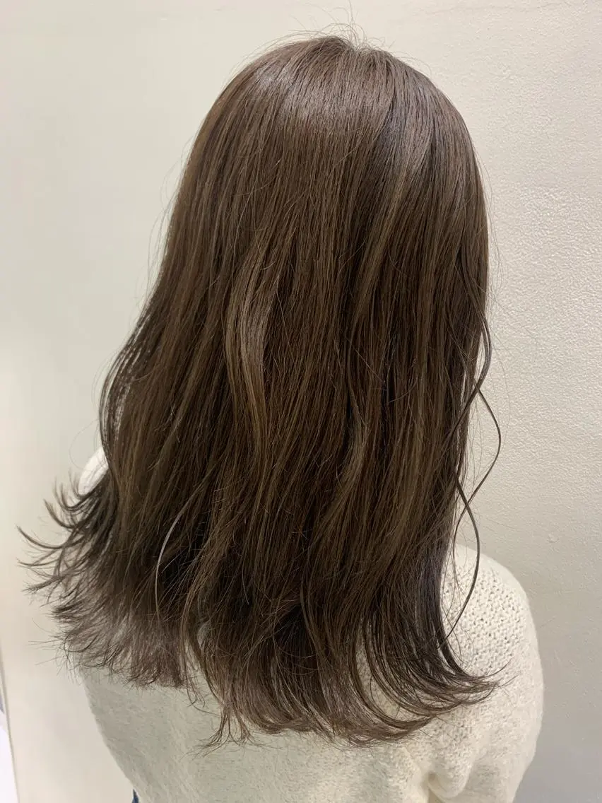 セミロング カラー ヘアアレンジ ブリーチ ハイライトカラー ハイライト 🐝岡本 柚葉🐝のヘアスタイル