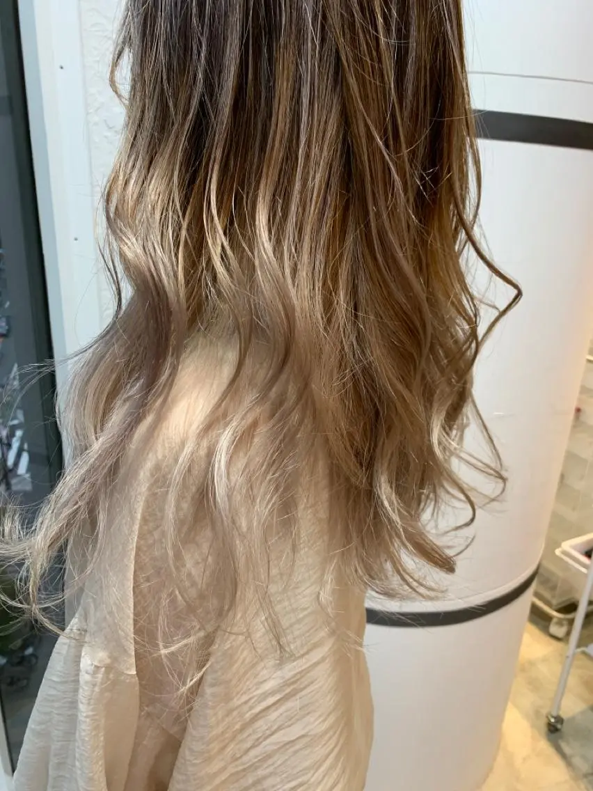 ロング カラー バレイヤージュ ブロンド レイヤーカット ヘアカラー トリートメント LUXBE LUCEのヘアスタイル