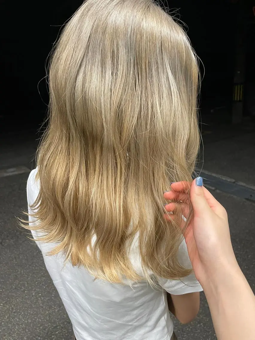 セミロング カラー ブリーチ ブロンド カジ エリナのヘアスタイル