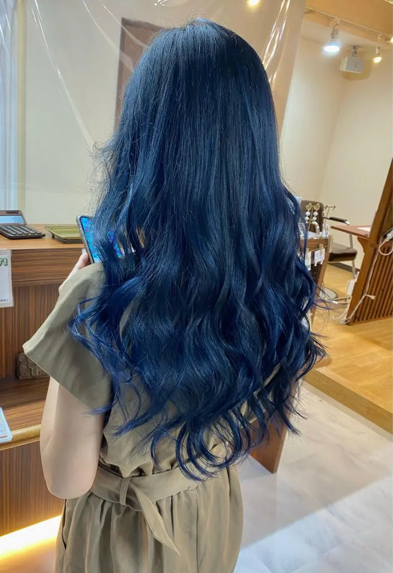 ロング カラー ブルーカラー 白髪ぼかし バレイヤージュ志鎌のヘアスタイル