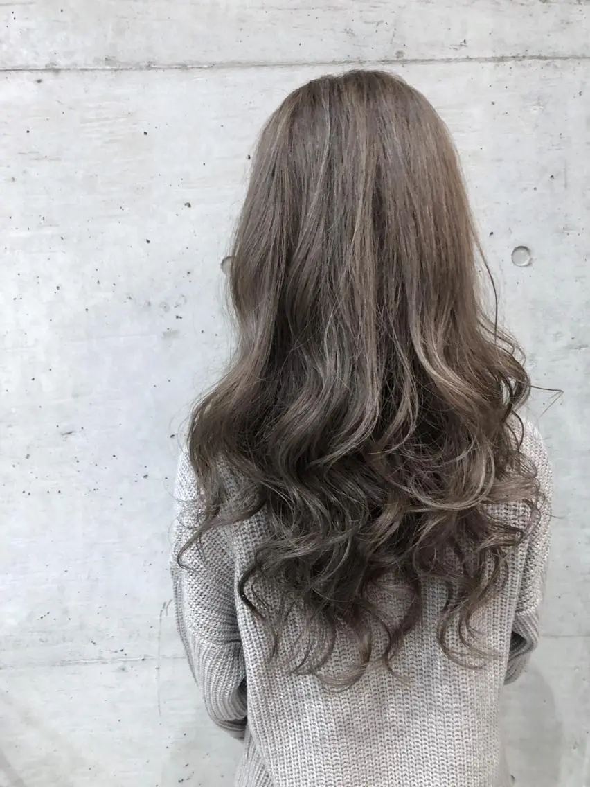 ロング カラー アッシュ アッシュグレー アッシュグレージュ グレージュ ハイライトカラー 大栗 佑也  髪質改善のヘアスタイル