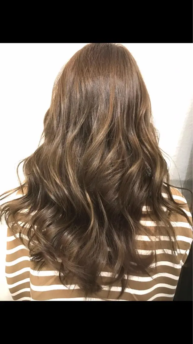 セミロング カラー ヘアアレンジ アッシュ ブリーチ ハイライトカラー ハイライト 白髪ぼかしハイライト バレイヤージュヤマトのヘアスタイル
