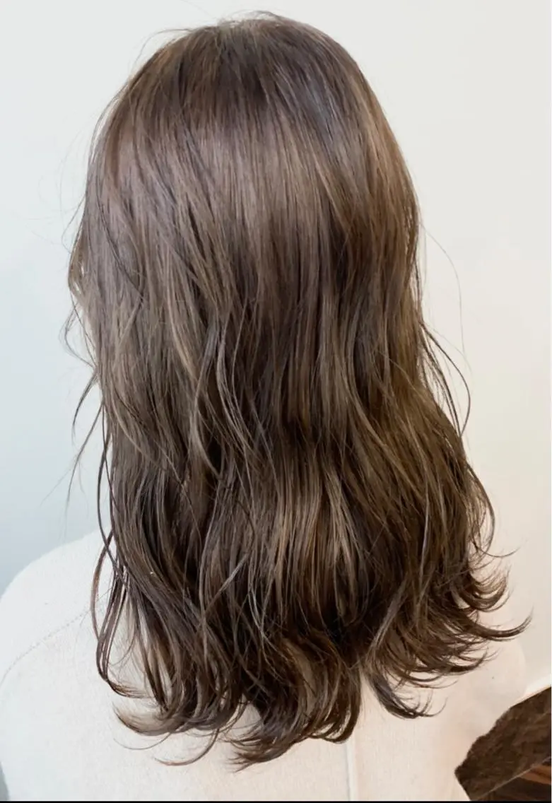セミロング カラー ベージュカラー ブリーチ フォギーベージュ ブリーチなしカラー ヘアカラー トリートメント FLAGS YAMATOのヘアスタイル