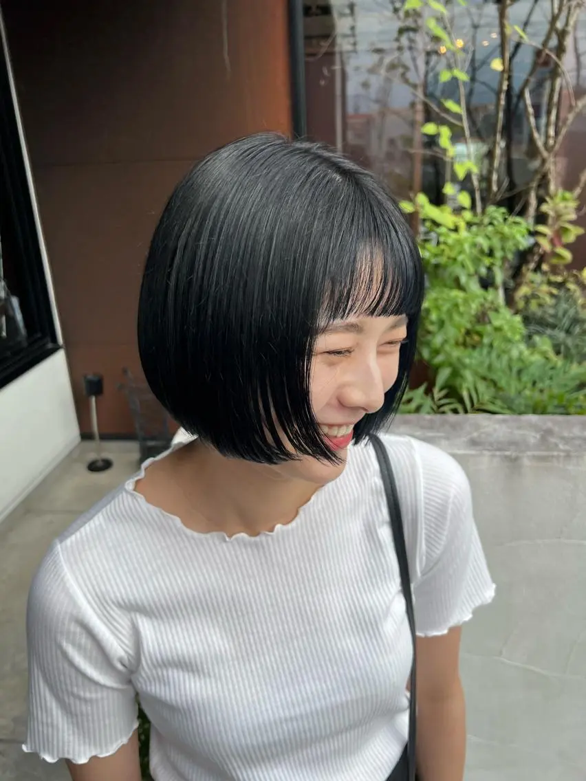 ショート カラー 黒髪 ブルーカラー ブルーブラック 水川 七海のヘアスタイル