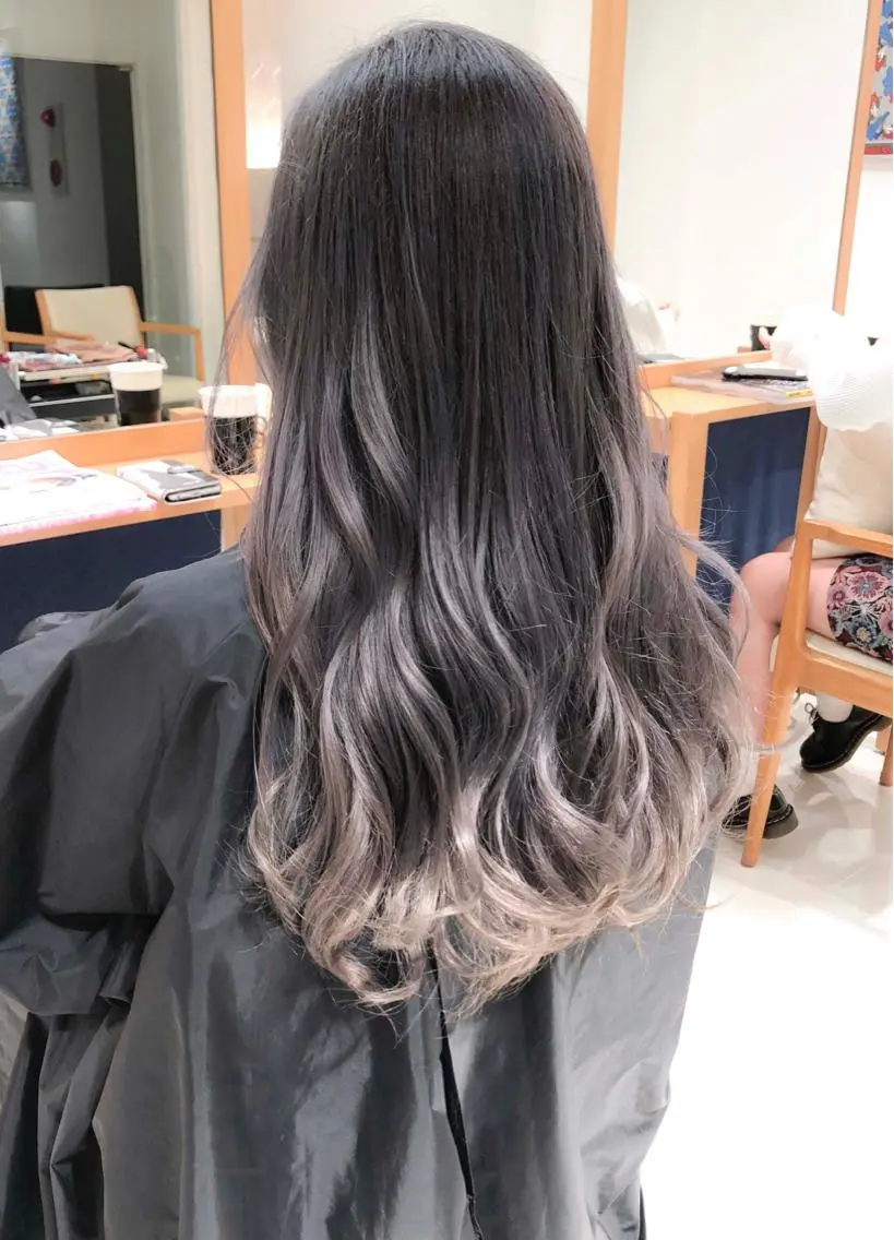 ロング カラー グラデーションカラー グレージュ ラベンダーカラー ラベンダーグレージュ ラベンダーグレー ヘアカラー トリートメント Days 透明感カラーのヘアスタイル