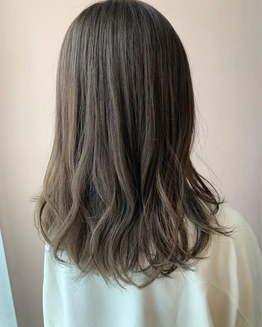 セミロング カラー ブリーチ 透明感カラー グレージュ ブリーチなしカラー hubhair レイヤー/透明感のヘアスタイル