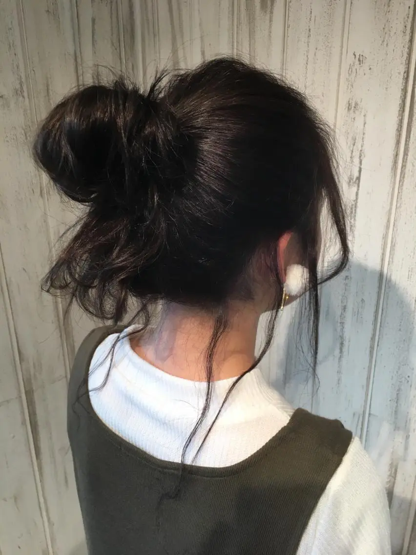 セミロング カラー お団子ヘア ブルーカラー ブルージュ 永井大樹✨ 透明感カラー✨のヘアスタイル