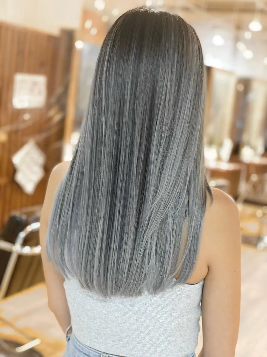 セミロング カラー バレイヤージュ レイヤーカット 白髪ぼかし バレイヤージュ志鎌のヘアスタイル