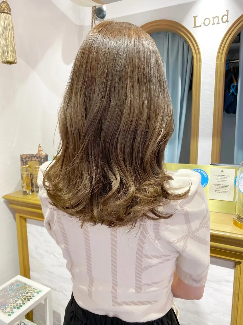 ミディアム カット ヘアカラー トリートメント レイヤーカット /透明感カラー西田のヘアスタイル