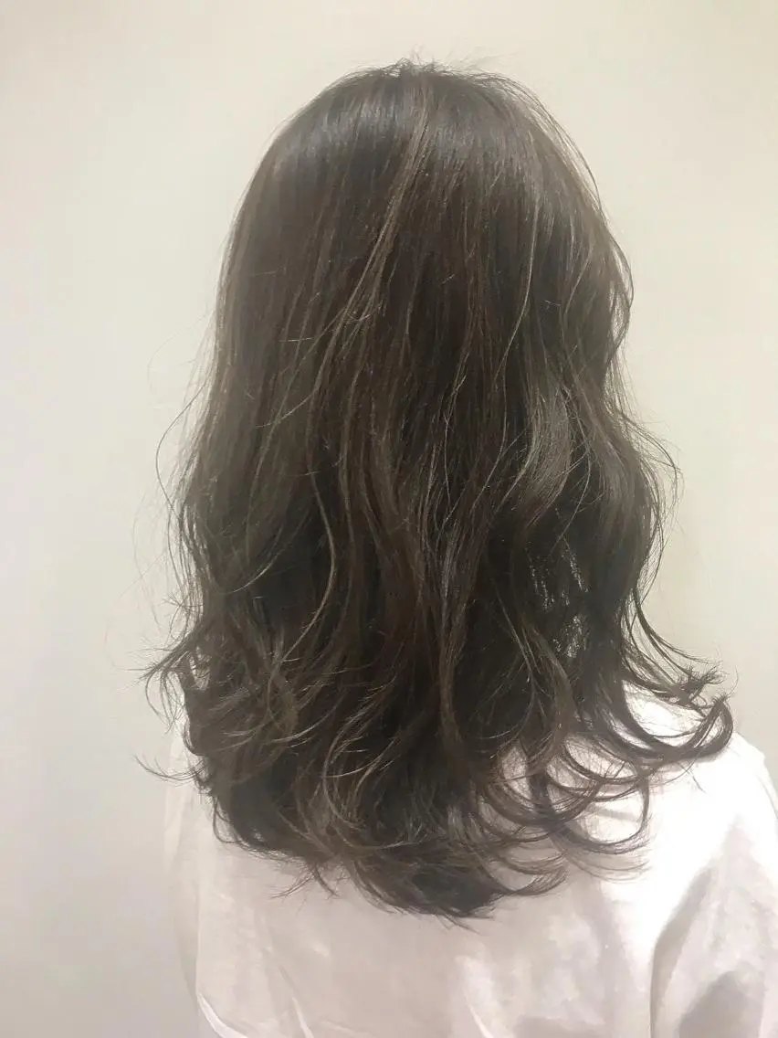 ミディアム カラー いけだ ひかり ハイライトくびれヘアのヘアスタイル