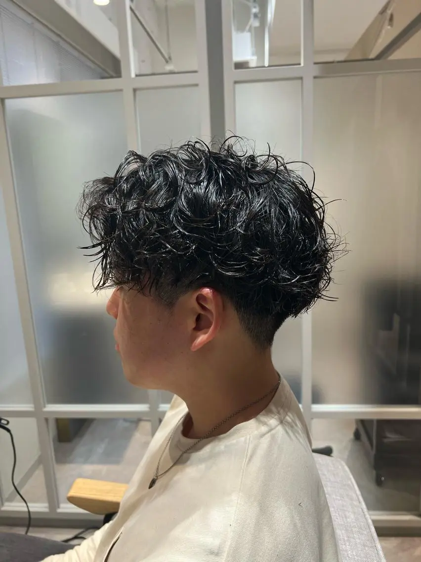 パーマ メンズ センターパート マッシュ メンズパーマ メンズショート ツイストスパイラルパーマ カット パーマ ⭕️メンズパーマ⭕️ 山口 裕太郎のヘアスタイル