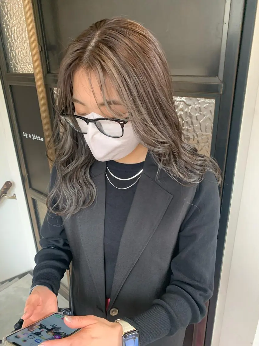 セミロング カラー 本間 結衣のヘアスタイル