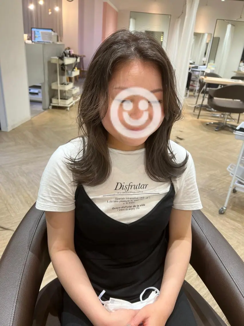 セミロング ヨシンモリ 伊藤 愛美のヘアスタイル