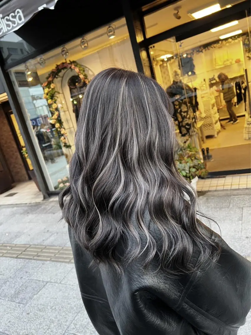 セミロング カラー ダークグレー ダークグレージュ グレージュ ハイライトカラー ハイライト ヘアカラー トリートメント 指名数No.1 /NAOYAのヘアスタイル