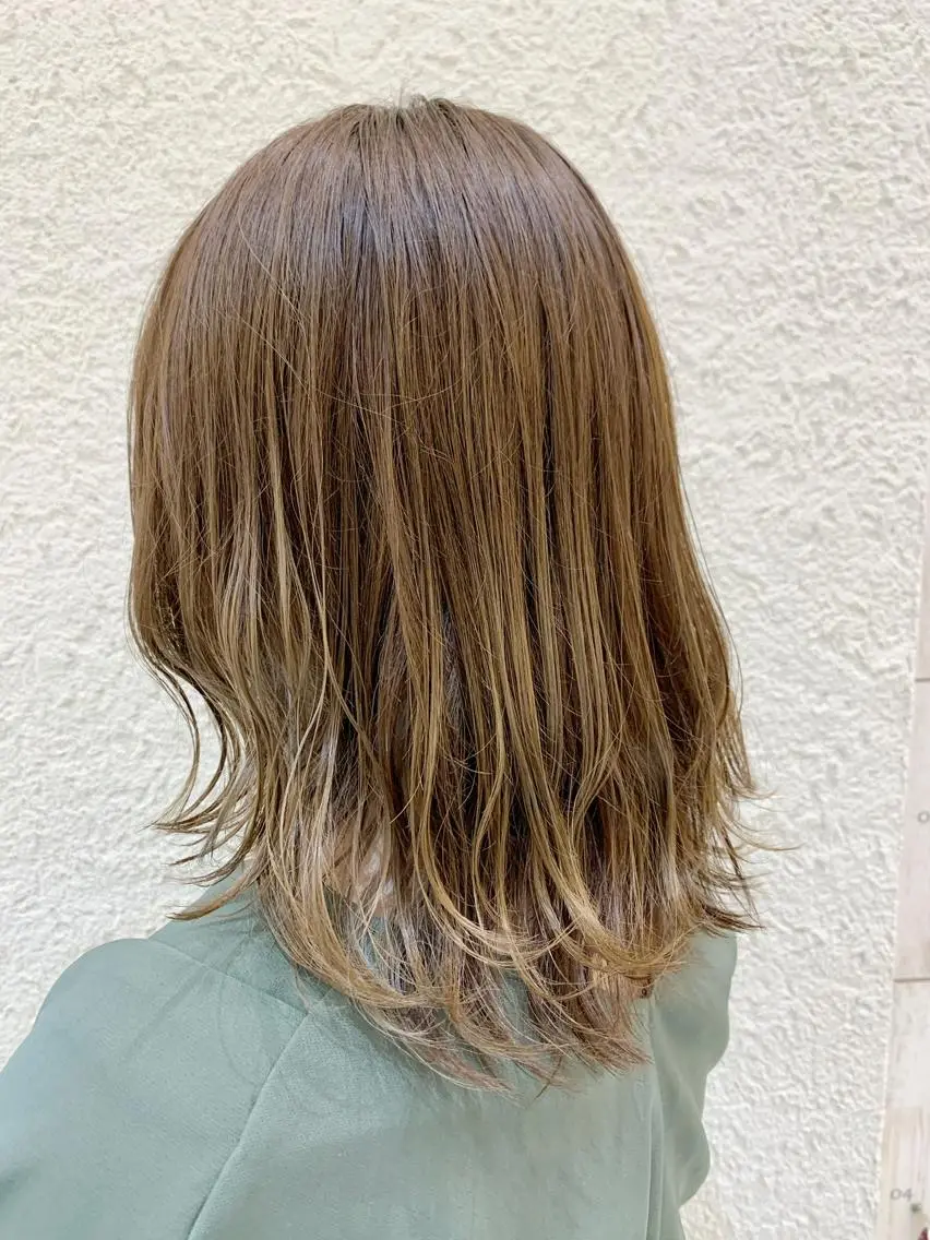 ミディアム カラー ベージュカラー 外ハネヘア NYNY四條畷店 森 亮人のヘアスタイル