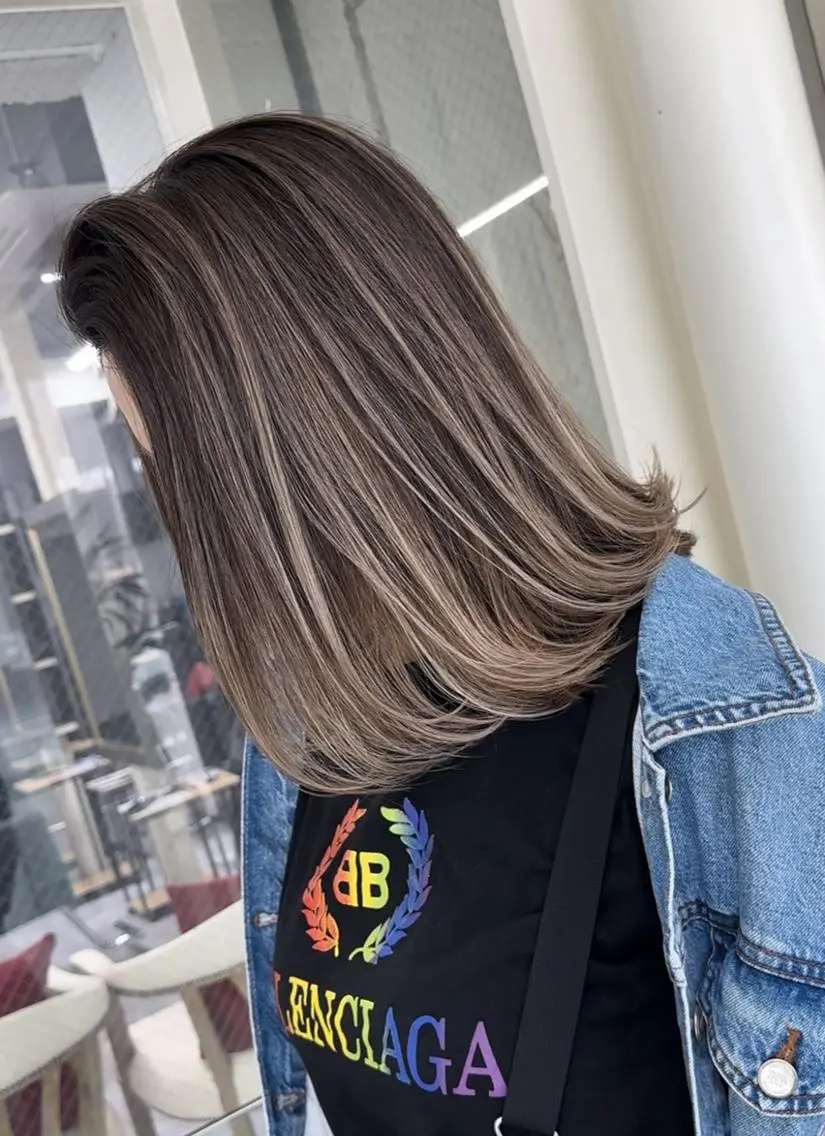 セミロング レイヤーハイライト ブリーチJUNKIのヘアスタイル
