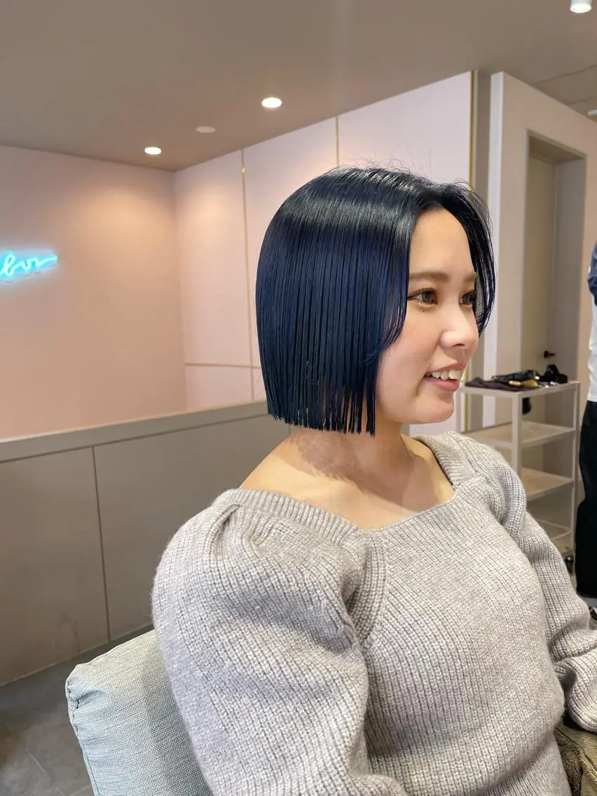 カラー 切りっぱなしボブ 黒髪 ブルーカラー ブルーブラック ボブ カット rio .のヘアスタイル