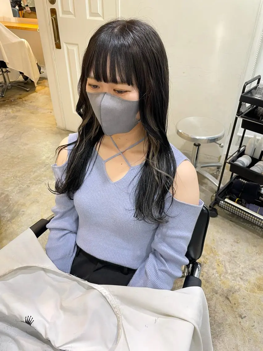 ロング カラー 黒髪 ブリーチ シルバー ヘアカラー トリートメント MIOベージュカラー 柔らかいカラーのヘアスタイル