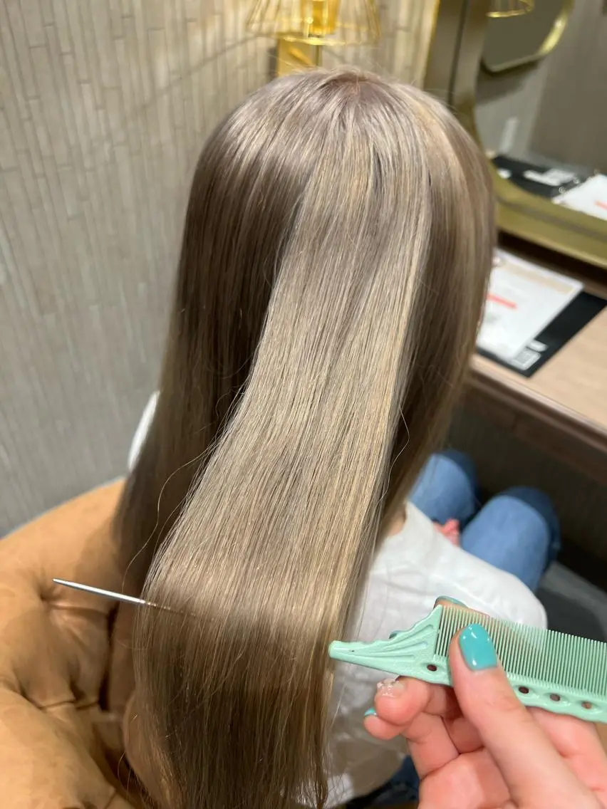 ロング カラー ベージュカラー シルバー シルバーベージュ トリートメント Aya/四条烏丸/ インナーカラーのヘアスタイル