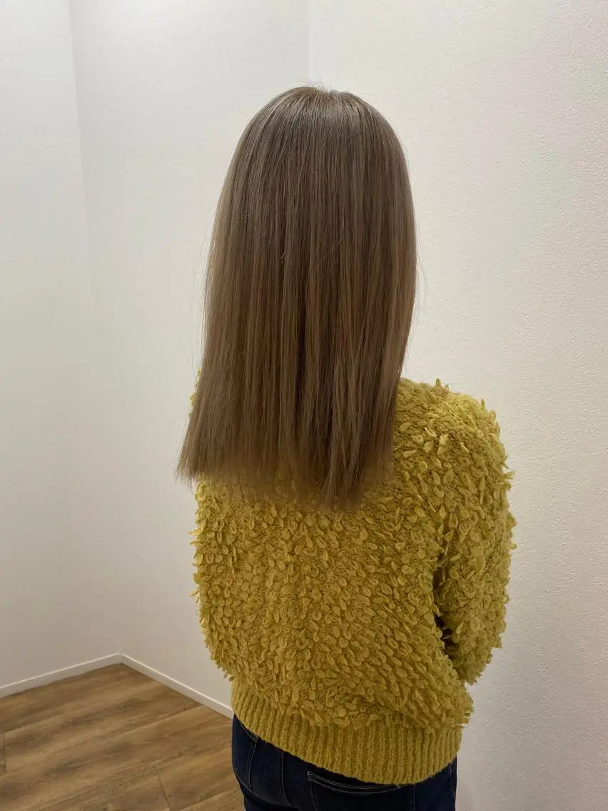 セミロング カラー アッシュ ベージュカラー ブリーチ 山口 惇史のヘアスタイル