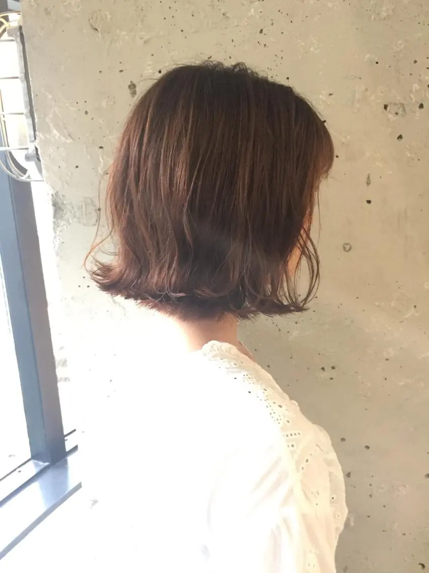 ミディアム カット ヘアカラー 稲田 結衣夏のヘアスタイル